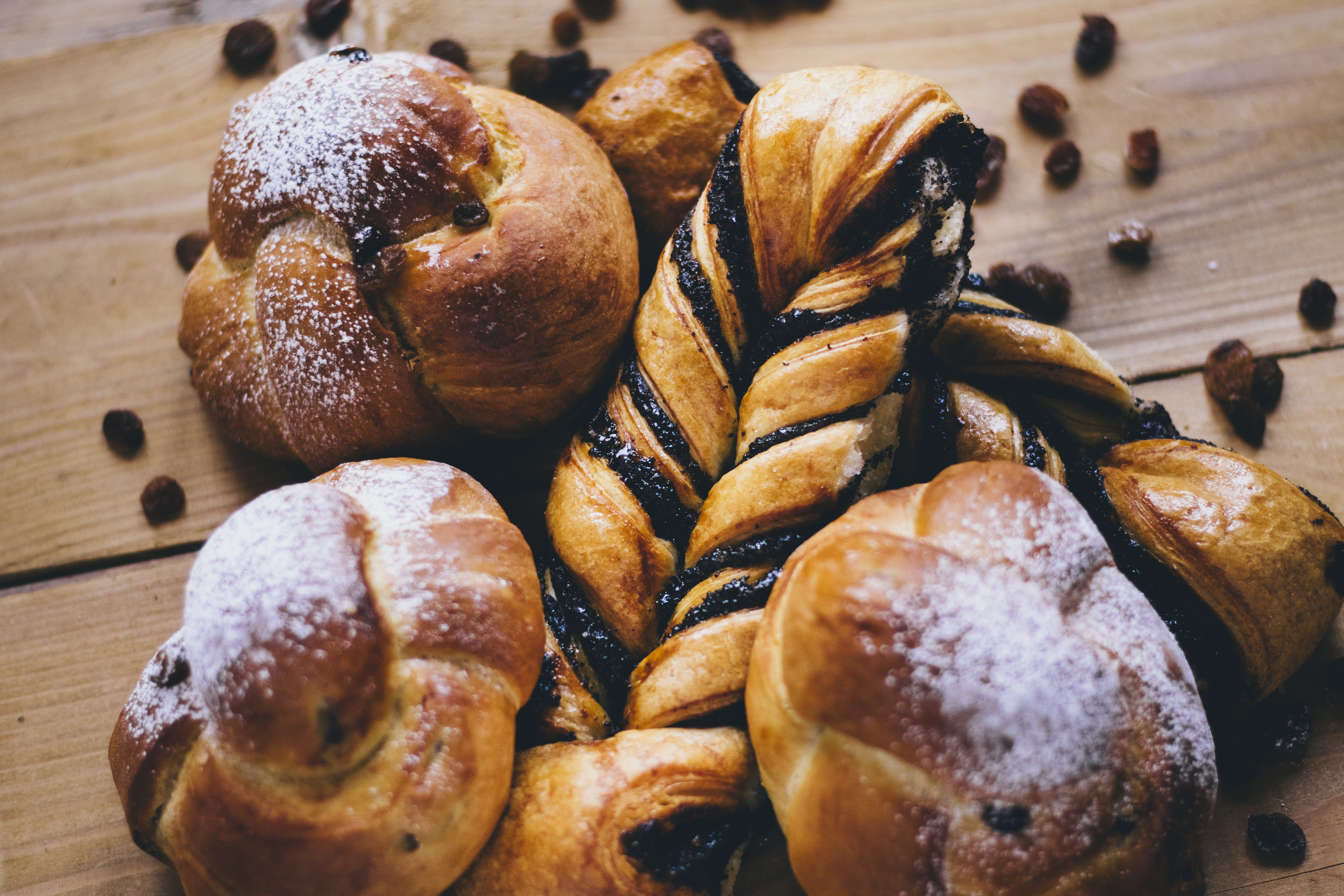 close-up-fresh-buns-raisins